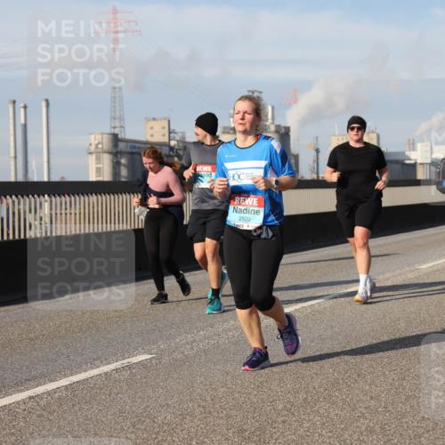 03.10.2025 - Köhlbrandbrückenlauf Lena Gebhardt http://msf.ph/oto/9115603 03.10.2025 10:18:29 Position 2 1111, 2520 meine-sportfotos.de