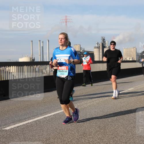 03.10.2025 - Köhlbrandbrückenlauf Lena Gebhardt http://msf.ph/oto/9115646 03.10.2025 10:18:29 Position 2 2520, 1111 meine-sportfotos.de