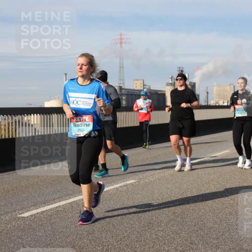 03.10.2025 - Köhlbrandbrückenlauf Lena Gebhardt http://msf.ph/oto/9115656 03.10.2025 10:18:30 Position 2 2520, 3103 meine-sportfotos.de
