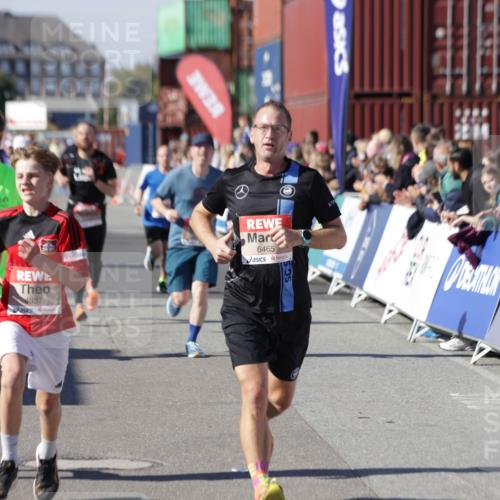 03.10.2025 - Köhlbrandbrückenlauf Jannik Wohlers http://msf.ph/oto/9115657 03.10.2025 13:02:24 Ziel 4130, 4187, 4271, 4277, 4281, 4337, 4380, 4492, 4783, 4946, 5080, 5617, 5697, 5747, 5784, 5845, 6465, 6492 meine-sportfotos.de