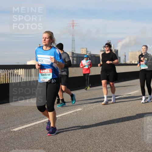 03.10.2025 - Köhlbrandbrückenlauf Lena Gebhardt http://msf.ph/oto/9115663 03.10.2025 10:18:30 Position 2 3103, 2520 meine-sportfotos.de