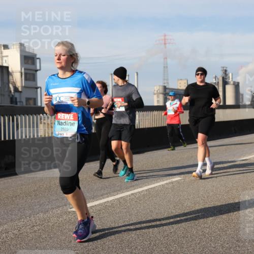 03.10.2025 - Köhlbrandbrückenlauf Lena Gebhardt http://msf.ph/oto/9115682 03.10.2025 10:18:30 Position 2 2520, 3103 meine-sportfotos.de