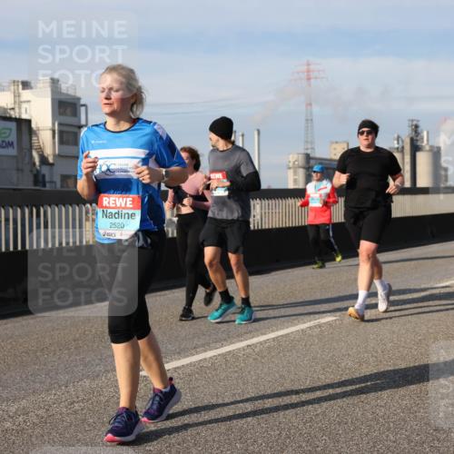 03.10.2025 - Köhlbrandbrückenlauf Lena Gebhardt http://msf.ph/oto/9115691 03.10.2025 10:18:30 Position 2 2520, 3103 meine-sportfotos.de