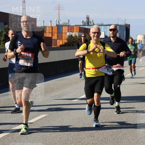 03.10.2025 - Köhlbrandbrückenlauf Strokosch-Dieckow http://msf.ph/oto/9115701 03.10.2025 12:49:19 Position 3 5617, 5793, 6207 meine-sportfotos.de