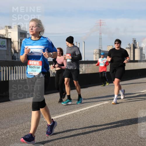 03.10.2025 - Köhlbrandbrückenlauf Lena Gebhardt http://msf.ph/oto/9115703 03.10.2025 10:18:30 Position 2 2520, 3103 meine-sportfotos.de