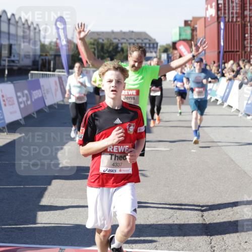 03.10.2025 - Köhlbrandbrückenlauf Jannik Wohlers http://msf.ph/oto/9115736 03.10.2025 13:02:26 Ziel 4187, 4271, 4277, 4337, 4380, 4492, 4783, 4946, 5080, 5617, 5697, 5747, 5784, 5845, 6465, 6492 meine-sportfotos.de