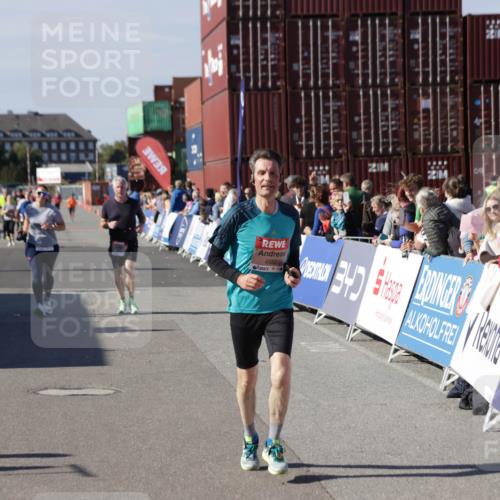 03.10.2025 - Köhlbrandbrückenlauf Jannik Wohlers http://msf.ph/oto/9115740 03.10.2025 13:32:59 Ziel 4582, 4941, 5110, 5133, 5187, 5273, 5446, 5477, 5478, 6067, 6455, 6513 meine-sportfotos.de
