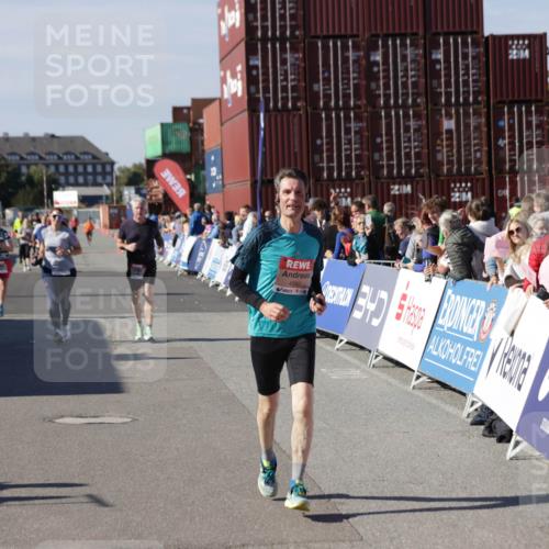 03.10.2025 - Köhlbrandbrückenlauf Jannik Wohlers http://msf.ph/oto/9115746 03.10.2025 13:32:59 Ziel 4582, 4941, 5110, 5133, 5187, 5273, 5446, 5477, 5478, 6067, 6455, 6513 meine-sportfotos.de