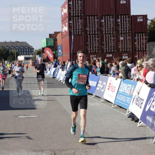 03.10.2025 - Köhlbrandbrückenlauf Jannik Wohlers http://msf.ph/oto/9115751 03.10.2025 13:32:59 Ziel 4582, 4941, 5110, 5133, 5187, 5273, 5446, 5477, 5478, 6067, 6455, 6513 meine-sportfotos.de