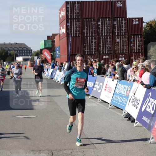 03.10.2025 - Köhlbrandbrückenlauf Jannik Wohlers http://msf.ph/oto/9115756 03.10.2025 13:32:59 Ziel 4582, 4941, 5110, 5133, 5187, 5273, 5446, 5477, 5478, 6067, 6455, 6513 meine-sportfotos.de