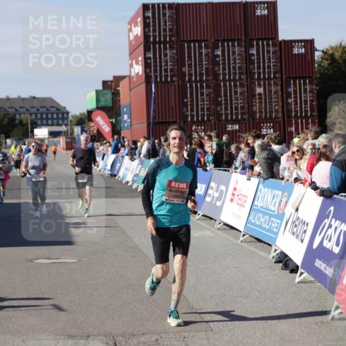 03.10.2025 - Köhlbrandbrückenlauf Jannik Wohlers http://msf.ph/oto/9115762 03.10.2025 13:33:00 Ziel 4582, 4941, 5110, 5133, 5187, 5273, 5446, 5477, 5478, 6067, 6376, 6455 meine-sportfotos.de