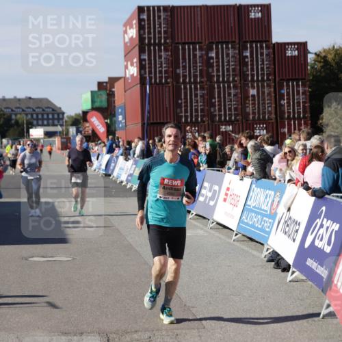 03.10.2025 - Köhlbrandbrückenlauf Jannik Wohlers http://msf.ph/oto/9115768 03.10.2025 13:33:00 Ziel 4582, 4941, 5110, 5133, 5187, 5273, 5446, 5477, 5478, 6067, 6376, 6455 meine-sportfotos.de