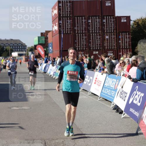 03.10.2025 - Köhlbrandbrückenlauf Jannik Wohlers http://msf.ph/oto/9115772 03.10.2025 13:33:00 Ziel 4582, 4941, 5110, 5133, 5187, 5273, 5446, 5477, 5478, 6067, 6376, 6455 meine-sportfotos.de