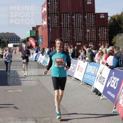 03.10.2025 - Köhlbrandbrückenlauf Jannik Wohlers http://msf.ph/oto/9115776 03.10.2025 13:33:00 Ziel 4582, 4941, 5110, 5133, 5187, 5273, 5446, 5477, 5478, 6067, 6376, 6455 meine-sportfotos.de