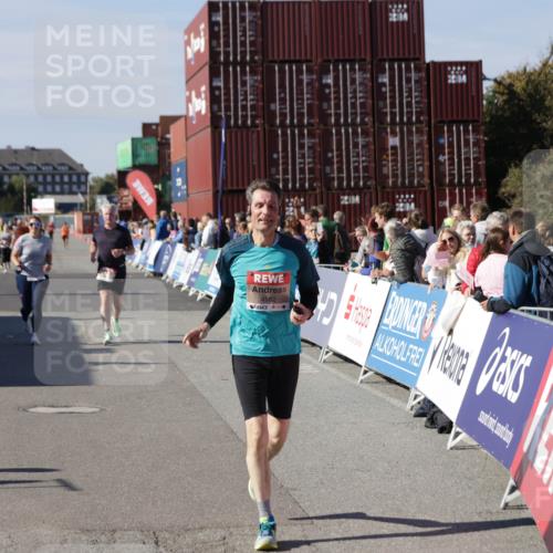 03.10.2025 - Köhlbrandbrückenlauf Jannik Wohlers http://msf.ph/oto/9115781 03.10.2025 13:33:00 Ziel 4582, 4941, 5110, 5133, 5187, 5273, 5446, 5477, 5478, 6067, 6376, 6455 meine-sportfotos.de