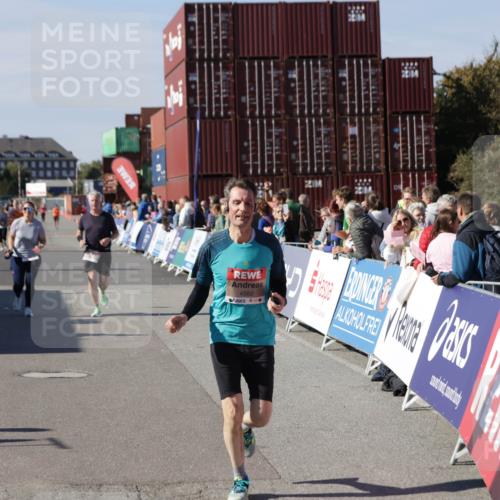 03.10.2025 - Köhlbrandbrückenlauf Jannik Wohlers http://msf.ph/oto/9115786 03.10.2025 13:33:00 Ziel 4582, 4941, 5110, 5133, 5187, 5273, 5446, 5477, 5478, 6067, 6376, 6455 meine-sportfotos.de