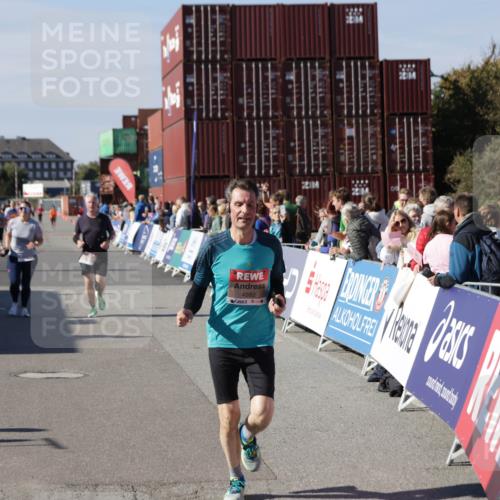 03.10.2025 - Köhlbrandbrückenlauf Jannik Wohlers http://msf.ph/oto/9115791 03.10.2025 13:33:00 Ziel 4582, 4941, 5110, 5133, 5187, 5273, 5446, 5477, 5478, 6067, 6376, 6455 meine-sportfotos.de