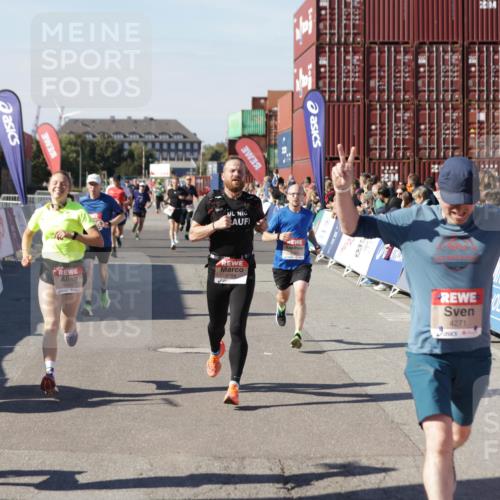 03.10.2025 - Köhlbrandbrückenlauf Jannik Wohlers http://msf.ph/oto/9115795 03.10.2025 13:02:28 Ziel 4024, 4187, 4271, 4277, 4337, 4380, 4492, 4783, 4946, 5080, 5617, 5697, 5747, 5784, 5845, 6320, 6465, 6492 meine-sportfotos.de