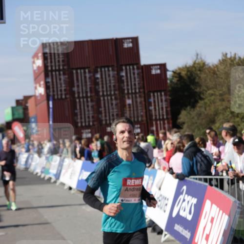 03.10.2025 - Köhlbrandbrückenlauf Jannik Wohlers http://msf.ph/oto/9115819 03.10.2025 13:33:01 Ziel 4582, 4941, 5110, 5133, 5187, 5273, 5446, 6067, 6376, 6455 meine-sportfotos.de