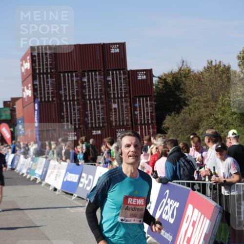 03.10.2025 - Köhlbrandbrückenlauf Jannik Wohlers http://msf.ph/oto/9115839 03.10.2025 13:33:01 Ziel 4582, 4941, 5110, 5133, 5187, 5273, 5446, 6067, 6376, 6455 meine-sportfotos.de