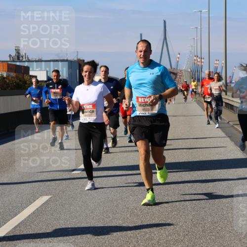 03.10.2025 - Köhlbrandbrückenlauf Strokosch-Dieckow http://msf.ph/oto/9115867 03.10.2025 12:49:50 Position 3 4422, 6523, 5785 meine-sportfotos.de