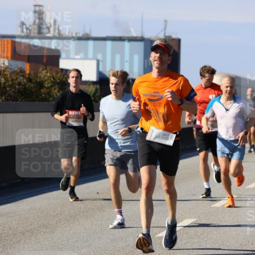 03.10.2025 - Köhlbrandbrückenlauf Strokosch-Dieckow http://msf.ph/oto/9115964 03.10.2025 12:50:04 Position 3 4056, 45 meine-sportfotos.de
