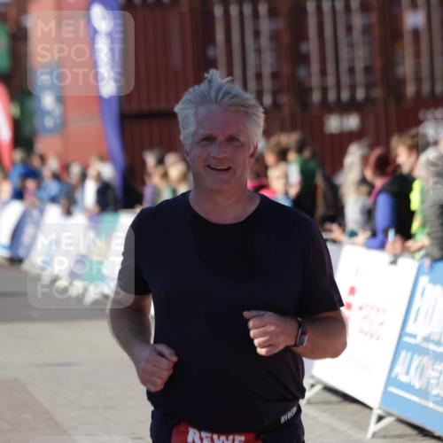 03.10.2025 - Köhlbrandbrückenlauf Jannik Wohlers http://msf.ph/oto/9116011 03.10.2025 13:33:06 Ziel 4582, 4941, 6067, 6376, 6455 meine-sportfotos.de