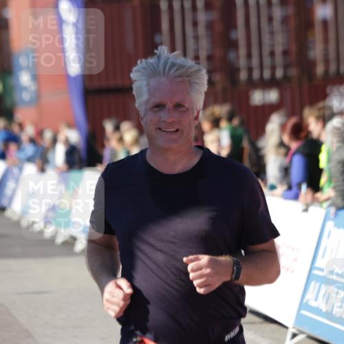 03.10.2025 - Köhlbrandbrückenlauf Jannik Wohlers http://msf.ph/oto/9116016 03.10.2025 13:33:06 Ziel 4582, 4941, 6067, 6376, 6455 meine-sportfotos.de