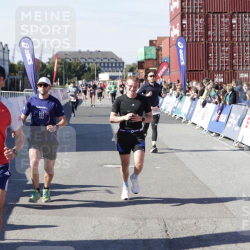 03.10.2025 - Köhlbrandbrückenlauf Jannik Wohlers http://msf.ph/oto/9116018 03.10.2025 13:02:35 Ziel 4024, 4187, 4271, 4277, 4380, 4783, 5080, 5726, 5784, 6320, 6321, 6479, 6783 meine-sportfotos.de