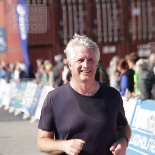 03.10.2025 - Köhlbrandbrückenlauf Jannik Wohlers http://msf.ph/oto/9116036 03.10.2025 13:33:06 Ziel 4582, 4941, 6067, 6376, 6455 meine-sportfotos.de