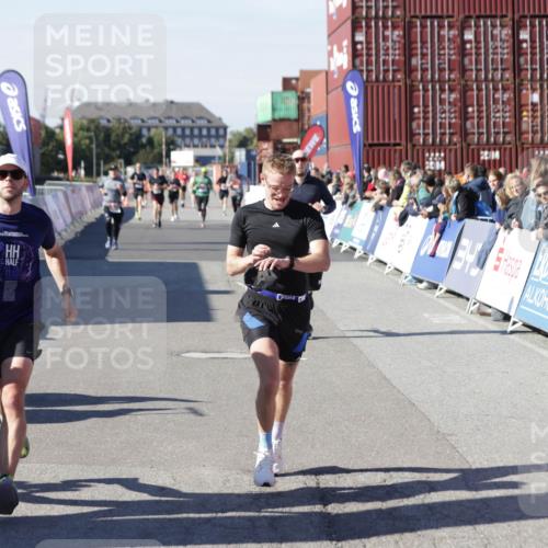 03.10.2025 - Köhlbrandbrückenlauf Jannik Wohlers http://msf.ph/oto/9116059 03.10.2025 13:02:35 Ziel 4024, 4187, 4271, 4277, 4380, 4783, 5080, 5726, 5784, 6320, 6321, 6479, 6783 meine-sportfotos.de