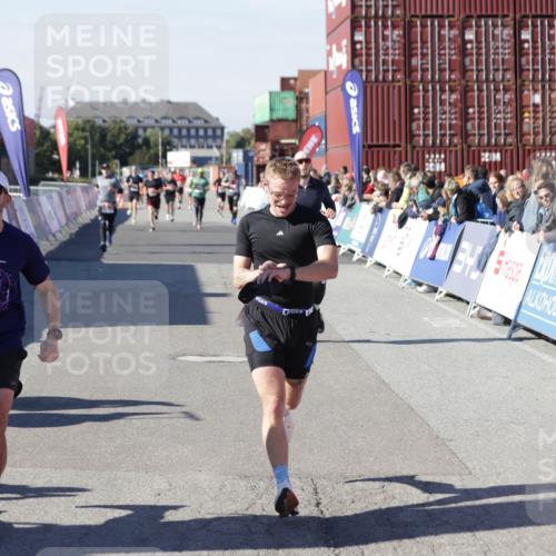 03.10.2025 - Köhlbrandbrückenlauf Jannik Wohlers http://msf.ph/oto/9116065 03.10.2025 13:02:35 Ziel 4024, 4187, 4271, 4277, 4380, 4783, 5080, 5726, 5784, 6320, 6321, 6479, 6783 meine-sportfotos.de