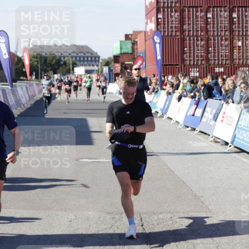 03.10.2025 - Köhlbrandbrückenlauf Jannik Wohlers http://msf.ph/oto/9116069 03.10.2025 13:02:35 Ziel 4024, 4187, 4271, 4277, 4380, 4783, 5080, 5726, 5784, 6320, 6321, 6479, 6783 meine-sportfotos.de