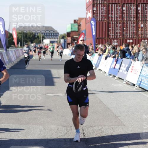 03.10.2025 - Köhlbrandbrückenlauf Jannik Wohlers http://msf.ph/oto/9116079 03.10.2025 13:02:35 Ziel 4024, 4187, 4271, 4277, 4380, 4783, 5080, 5726, 5784, 6320, 6321, 6479, 6783 meine-sportfotos.de