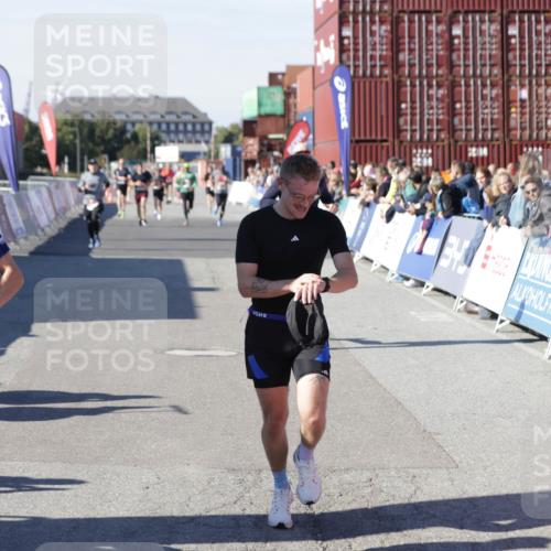 03.10.2025 - Köhlbrandbrückenlauf Jannik Wohlers http://msf.ph/oto/9116084 03.10.2025 13:02:35 Ziel 4024, 4187, 4271, 4277, 4380, 4783, 5080, 5726, 5784, 6320, 6321, 6479, 6783 meine-sportfotos.de