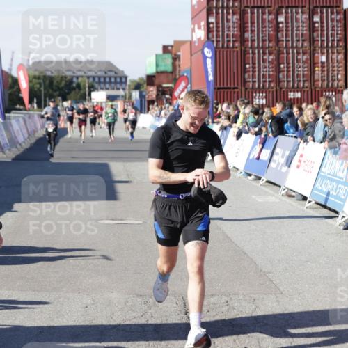 03.10.2025 - Köhlbrandbrückenlauf Jannik Wohlers http://msf.ph/oto/9116096 03.10.2025 13:02:35 Ziel 4024, 4187, 4271, 4277, 4380, 4783, 5080, 5726, 5784, 6320, 6321, 6479, 6783 meine-sportfotos.de