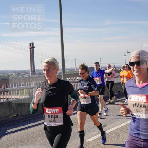 03.10.2025 - Köhlbrandbrückenlauf Michael Burmester http://msf.ph/oto/9116100 03.10.2025 12:57:45 Position 2 5285, 5577, 5308 meine-sportfotos.de