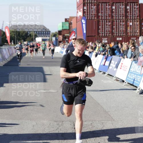 03.10.2025 - Köhlbrandbrückenlauf Jannik Wohlers http://msf.ph/oto/9116102 03.10.2025 13:02:36 Ziel 4024, 4187, 4271, 4380, 4783, 5080, 5726, 5784, 6320, 6321, 6479, 6783 meine-sportfotos.de