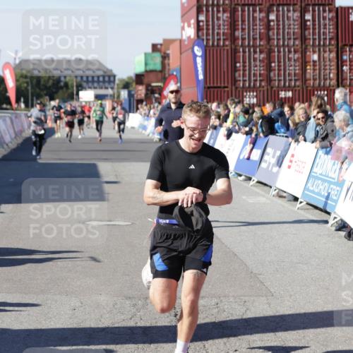 03.10.2025 - Köhlbrandbrückenlauf Jannik Wohlers http://msf.ph/oto/9116106 03.10.2025 13:02:36 Ziel 4024, 4187, 4271, 4380, 4783, 5080, 5726, 5784, 6320, 6321, 6479, 6783 meine-sportfotos.de
