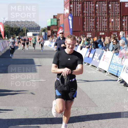 03.10.2025 - Köhlbrandbrückenlauf Jannik Wohlers http://msf.ph/oto/9116111 03.10.2025 13:02:36 Ziel 4024, 4187, 4271, 4380, 4783, 5080, 5726, 5784, 6320, 6321, 6479, 6783 meine-sportfotos.de