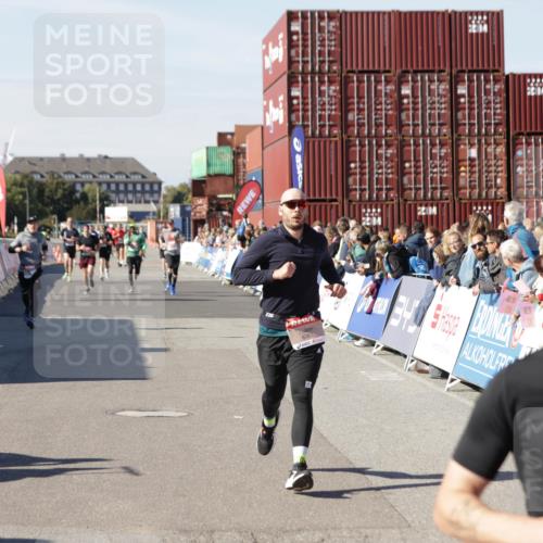 03.10.2025 - Köhlbrandbrückenlauf Jannik Wohlers http://msf.ph/oto/9116149 03.10.2025 13:02:37 Ziel 4024, 4187, 4271, 4380, 4783, 5080, 5726, 5784, 6255, 6320, 6321, 6479, 6783 meine-sportfotos.de