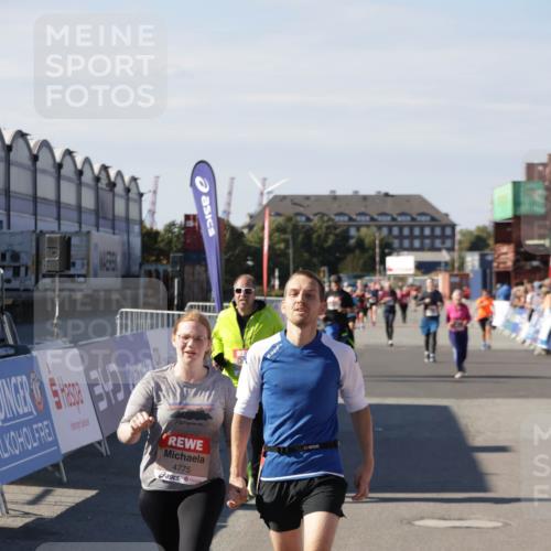 03.10.2025 - Köhlbrandbrückenlauf Jannik Wohlers http://msf.ph/oto/9116171 03.10.2025 13:33:15 Ziel 4755, 4775, 4941, 5783, 6067, 6376 meine-sportfotos.de