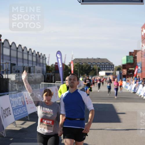 03.10.2025 - Köhlbrandbrückenlauf Jannik Wohlers http://msf.ph/oto/9116223 03.10.2025 13:33:16 Ziel 4755, 4775, 5783, 6376 meine-sportfotos.de