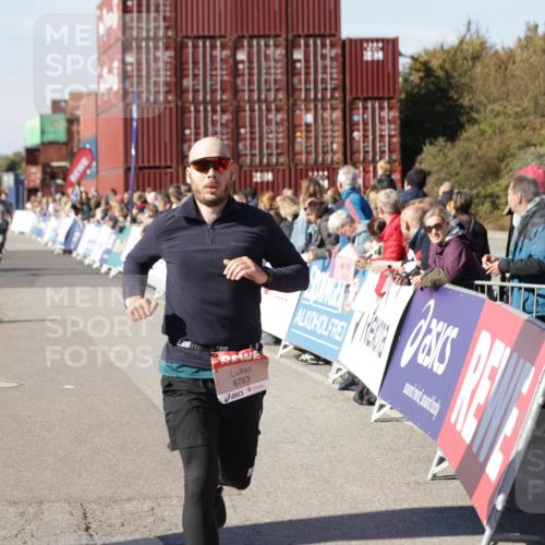 03.10.2025 - Köhlbrandbrückenlauf Jannik Wohlers http://msf.ph/oto/9116244 03.10.2025 13:02:38 Ziel 4024, 4187, 4380, 4579, 5080, 5726, 5784, 6255, 6320, 6321, 6479, 6783 meine-sportfotos.de