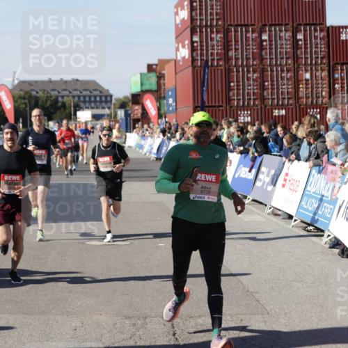 03.10.2025 - Köhlbrandbrückenlauf Jannik Wohlers http://msf.ph/oto/9116260 03.10.2025 13:02:45 Ziel 4116, 4579, 5245, 5726, 5793, 5810, 6175, 6255, 6321, 6447, 6479, 6739, 6783 meine-sportfotos.de