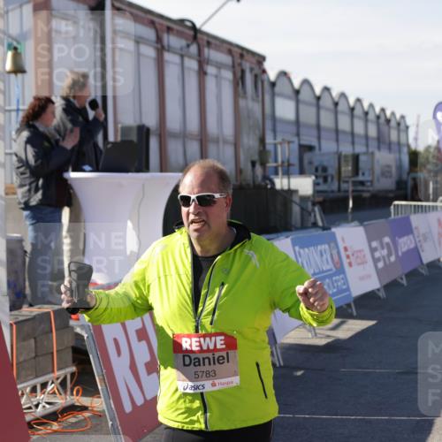 03.10.2025 - Köhlbrandbrückenlauf Jannik Wohlers http://msf.ph/oto/9116267 03.10.2025 13:33:19 Ziel 4755, 4775, 5413, 5783 meine-sportfotos.de