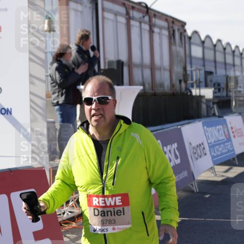 03.10.2025 - Köhlbrandbrückenlauf Jannik Wohlers http://msf.ph/oto/9116290 03.10.2025 13:33:19 Ziel 4755, 4775, 5413, 5783 meine-sportfotos.de