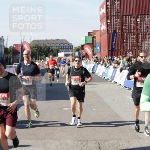 03.10.2025 - Köhlbrandbrückenlauf Jannik Wohlers http://msf.ph/oto/9116331 03.10.2025 13:02:46 Ziel 4116, 4579, 5245, 5726, 5793, 5810, 6175, 6255, 6447, 6739, 6783 meine-sportfotos.de