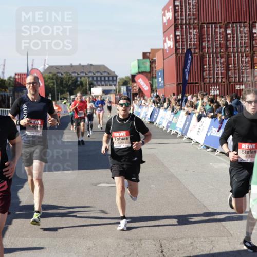 03.10.2025 - Köhlbrandbrückenlauf Jannik Wohlers http://msf.ph/oto/9116353 03.10.2025 13:02:47 Ziel 4116, 4579, 4619, 5245, 5726, 5793, 5810, 6175, 6255, 6447, 6739, 6783 meine-sportfotos.de