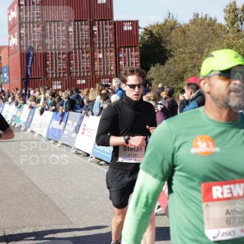 03.10.2025 - Köhlbrandbrückenlauf Jannik Wohlers http://msf.ph/oto/9116374 03.10.2025 13:02:47 Ziel 4116, 4579, 4619, 5245, 5726, 5793, 5810, 6175, 6255, 6447, 6739, 6783 meine-sportfotos.de